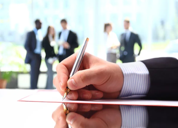 işadamı sözleşme imzalama