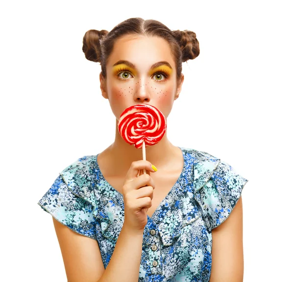 Chica sosteniendo lollipop colorido . — Foto de Stock