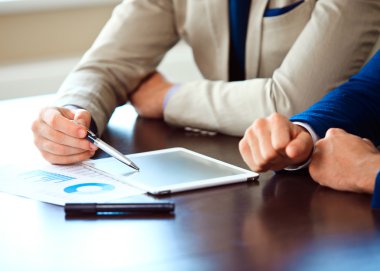 consulente aziendale, analizzando i dati finanziari