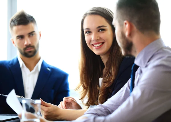 Geschäftspartner bei Treffen — Stockfoto