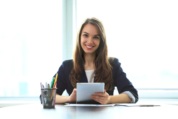 Empresária com touchpad — Fotografia de Stock