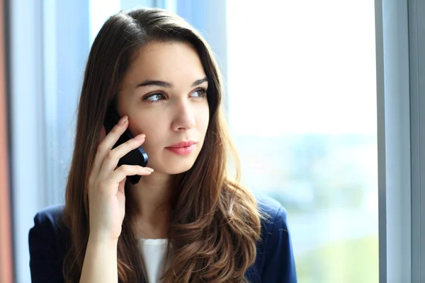 Obchodnice mluví po telefonu — Stock fotografie