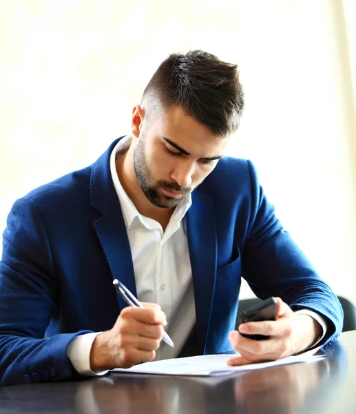 Empresario llena los documentos — Foto de Stock