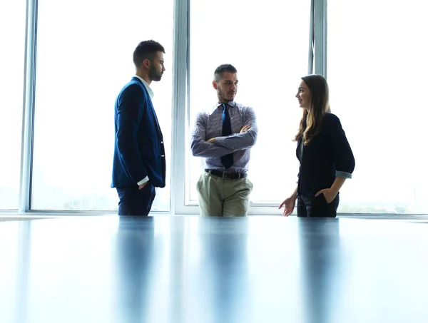 Membicarakan bisnis dengan rekan kerja — Stok Foto