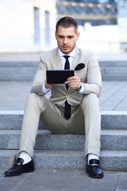 Tablet Bilgisayarlı İşadamı