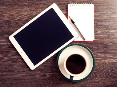 Tablet kağıt ve kahve ile