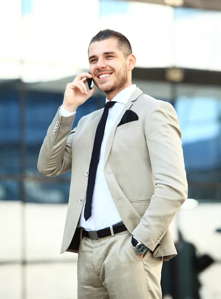 Hombre de negocios con teléfono móvil — Foto de Stock