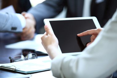 bir touchpad kullanarak ofis çalışanı