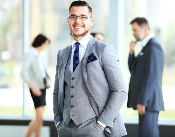 Zakenman met collega 's — Stockfoto