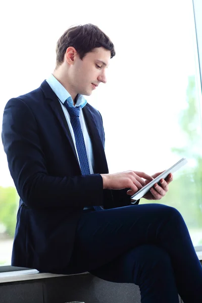Empresário usando seu tablet — Fotografia de Stock