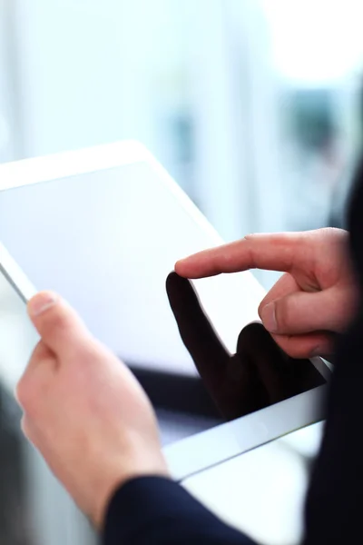 Bir touchpad kullanarak ofis çalışanı — Stok fotoğraf