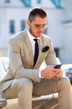 Cep telefonu ile yakışıklı işadamı