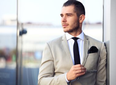 Takım elbiseli yakışıklı işadamı