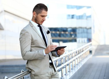 Tablet pc ile yakışıklı işadamı