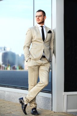 Takım elbiseli yakışıklı işadamı