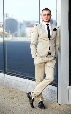 Takım elbiseli yakışıklı işadamı