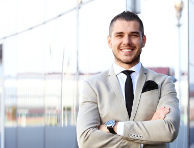 yakışıklı gülümseyen iş adamı takım elbise