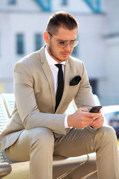 Knappe zakenman met mobiele telefoon — Stockfoto