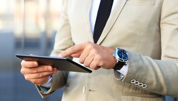 Zakenman aan tablet pc-scherm te raken — Stockfoto