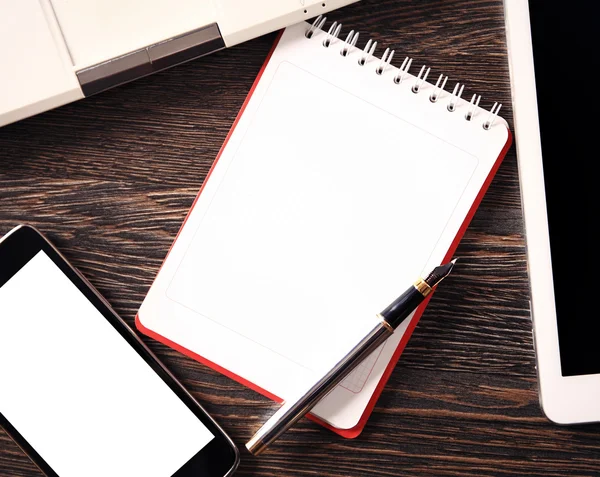 Layar kosong smartphone dengan notebook — Stok Foto