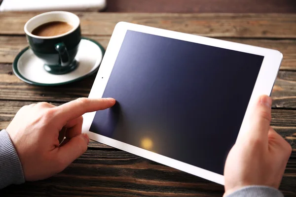 Manlig hand med digital tablet — Stockfoto