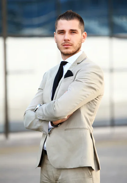 Hombre de negocios guapo en traje — Foto de Stock