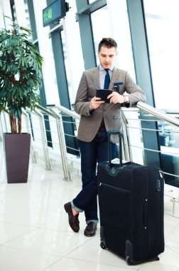 Havaalanında tablet bilgisayar kullanarak iş adamı