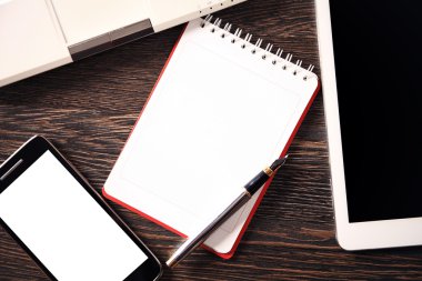 Dijital tablet bilgisayar, kalem, not defteri ve telefon