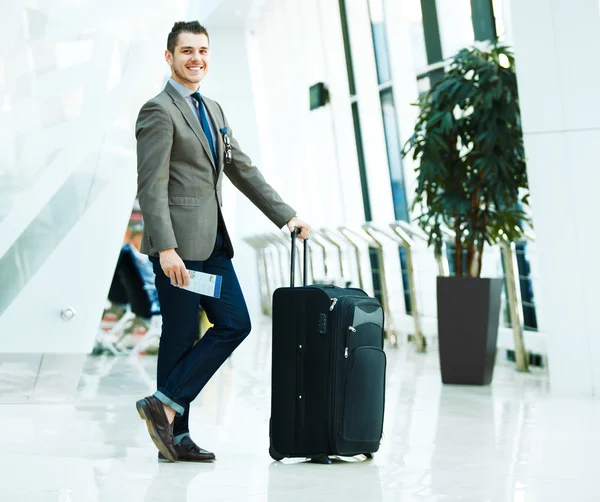 Zakenman met bagage op de luchthaven — Stockfoto