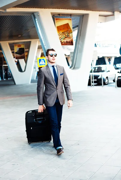 Бізнесмен поспішає в аеропорту — стокове фото