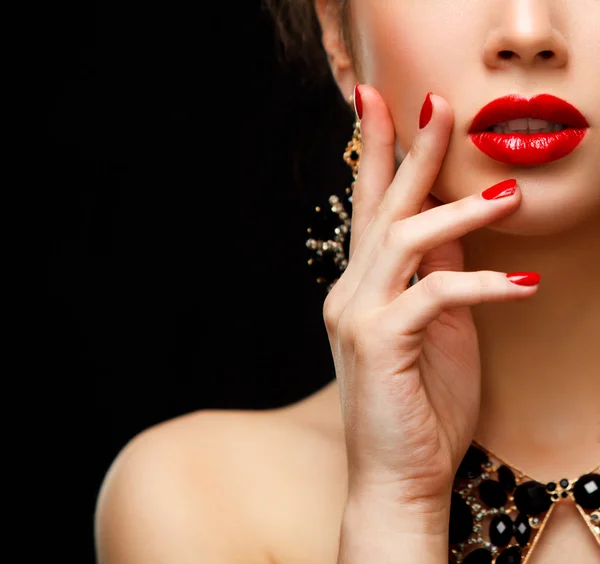 Красные сексуальные губы и ногти крупным планом — стоковое фото