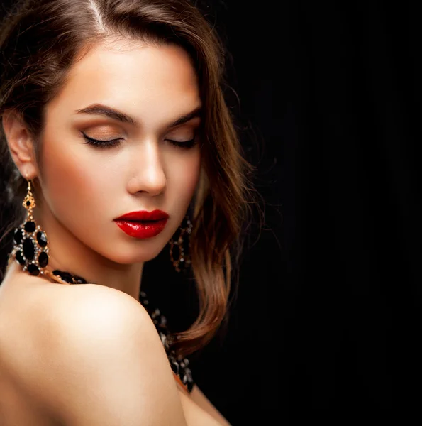 Mujer con cabello largo y castaño ondulado — Foto de Stock