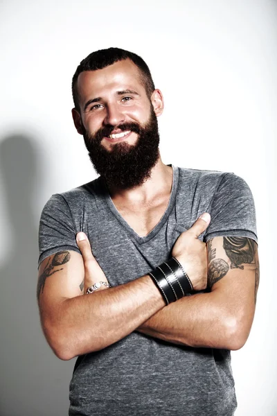 Homem barbudo vestindo camiseta cinza — Fotografia de Stock