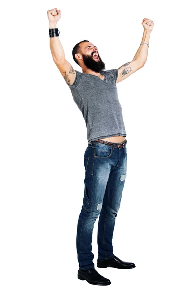 Tetovaný vousatý muž s rukama zvedl v úspěch — Stock fotografie