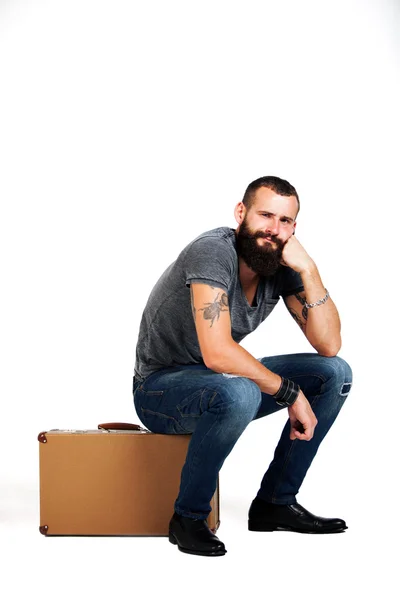 Bavula oturan sakallı adam — Stok fotoğraf
