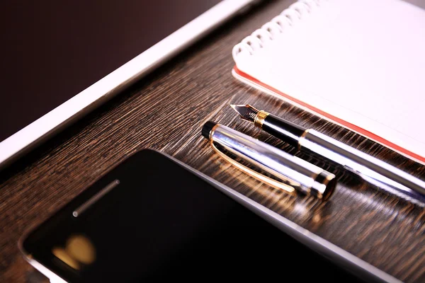 Buku catatan, pena dan telepon — Stok Foto