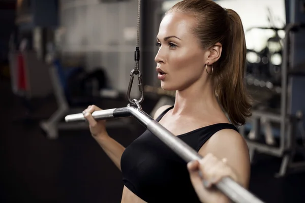 Woman exercising building muscles — Stock Photo, Image