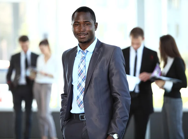 Uomo d'affari afroamericano con dirigente — Foto Stock