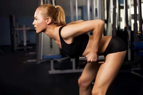 Mujer haciendo ejercicio con pesas — Foto de Stock