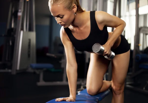 Kvinnan träning med vikter — Stockfoto
