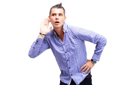 Adam tutarak el kulak yakınındaki