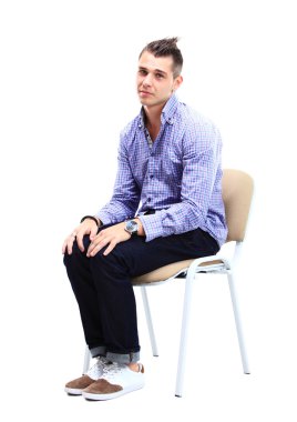 yakışıklı adam sandalyede oturuyor