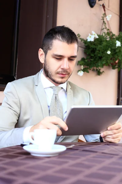 Üzletember segítségével digitális tabletta, kávézó — Stock Fotó