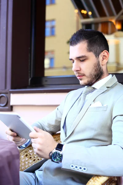 Zakenman met behulp van digitale tablet in café — Stockfoto