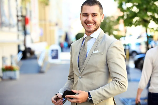 Geschäftsmann im urbanen Umfeld — Stockfoto