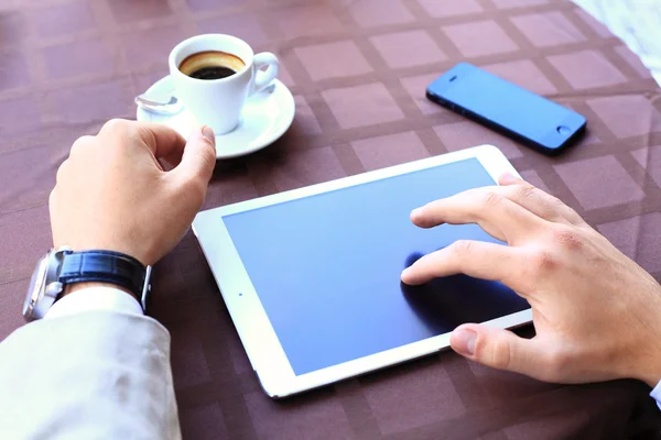 Männliche Hände berühren digitales Tablet — Stockfoto