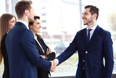 İş Adamları Tokalaşıyor