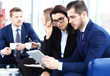 İş ortakları belgeleri tartışıyor