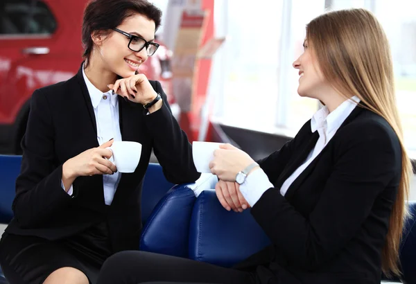 Büroangestellte in Kaffeepause — Stockfoto