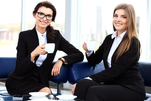 Mujer disfrutando charlando con colega —  Fotos de Stock